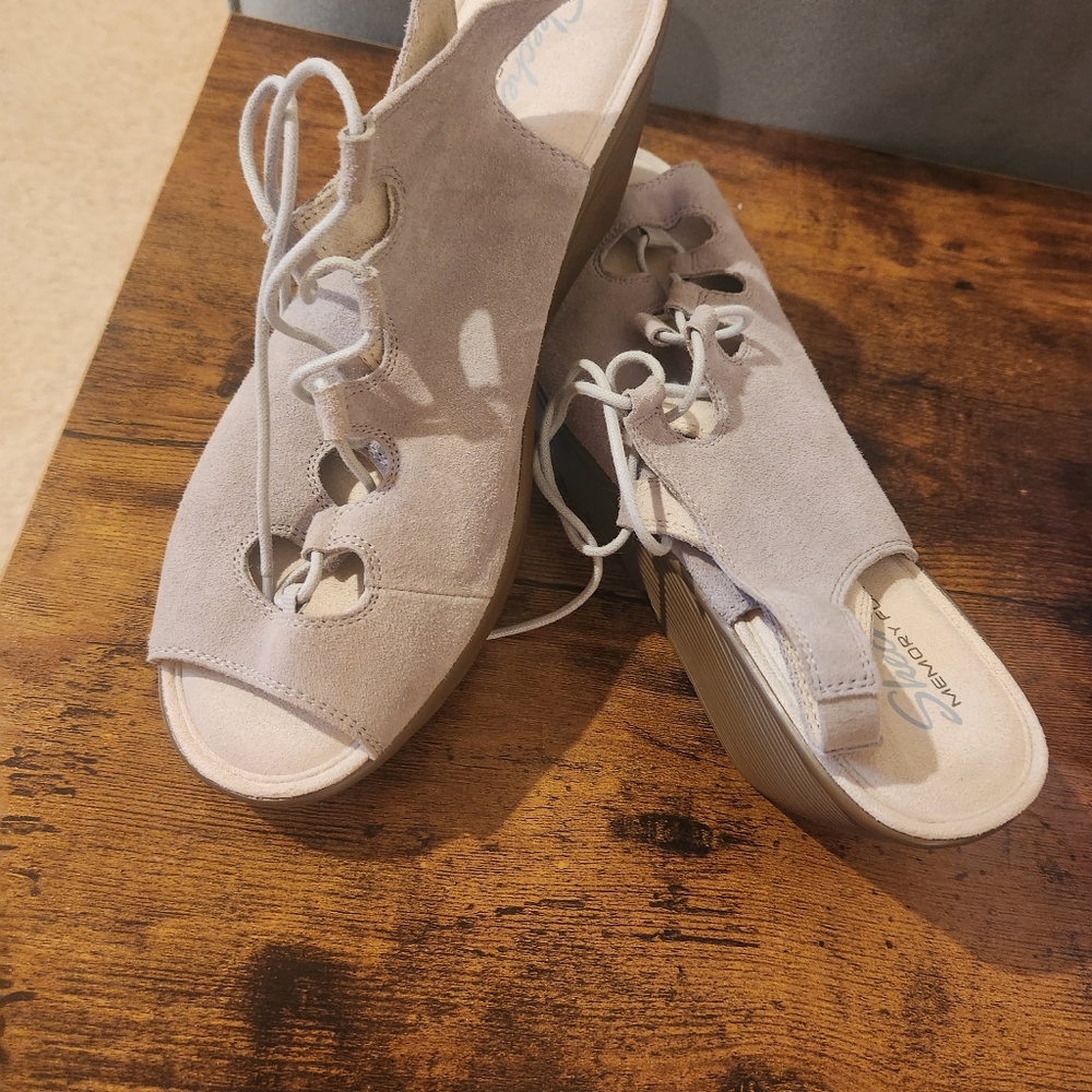 Skechers light gray sueded leather wedge sandal size 10